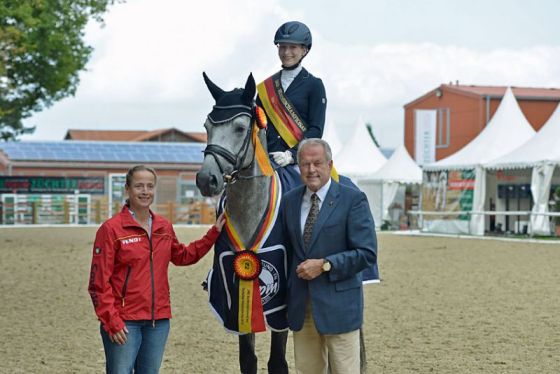 Isabell Werth, Beatrice Buchwald auf dem neuen Bundeschampion DSP Belantis und Landstallmeister Dr. Jürgen Müller - Foto: Schroeder