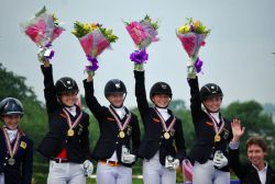 Jubel im deutschen Ponylager - die neuen Mannschaftseuropameister - Foto: Olnhoff