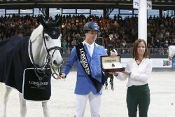 Elisa Gasparini, Brand Manager Longines Italy, überreicht Christian Ahlmann seinen Ehrenpreis - Foto: FEI/Stefano Secchi