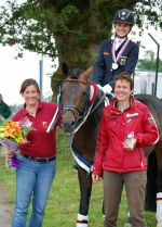 Das Goldteam aus Berlin-Brandenburg: Züchterin Susanne Olnhoff, Reiterin Lea Luise Nehls und Mutter Anja Nehls - Foto: Jan Tönjes