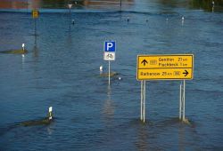 Die Flut hat weite Teile entlang der Elbe und ihrer Zuflüsse zu Seen gemacht - Foto: Falke