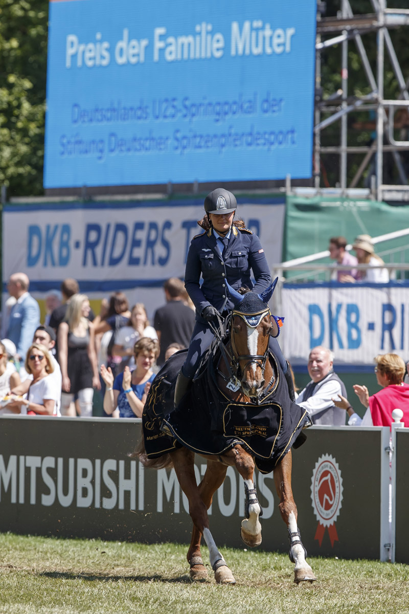 Laura Strehmel siegte mit der DSP Stute Levinia in Wiesbaden - Foto: Stiftung Deutscher Spitzenpferdesport/Stefan Lafrentz